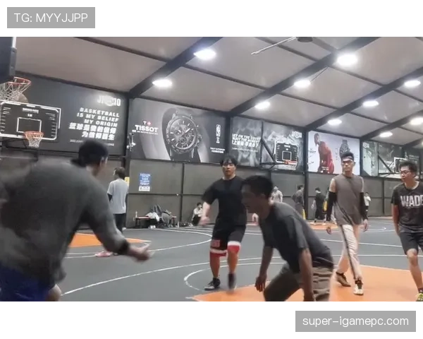 篮球比赛中抢篮板时的手部动作如何正确判定?详解规则避免犯规 篮球比赛中抢篮板时的手部动作如何正确判定?详解规则避免犯规